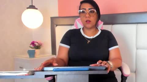 karolwest_ online show from December 16, 2025, 11:59 am