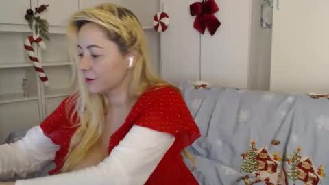 karolynesyera online show from December 16, 2025, 8:14 pm