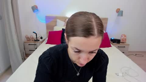 kate_redgar online show from September 30, 2025, 1:05 pm