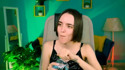 katewillows online show from April 6, 2026, 4:46 am