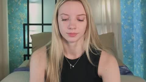 katt_yy online show from November 12, 2025, 5:30 am