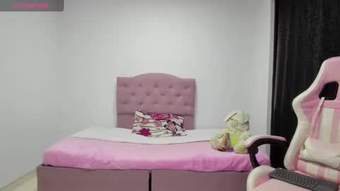 Snapshot of katty_sweeet chatting on November 12, 2025, 12:22 am Katty online show from November 12, 2025, 12:22 am