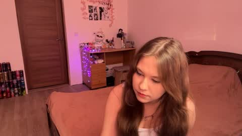 Nyelle online show from May 12, 2026, 3:53 pm