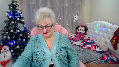 kaylesmoll online show from January 4, 2025, 1:52 am