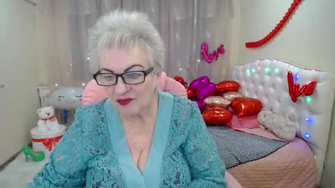 kaylesmoll online show from February 9, 2025, 4:57 am