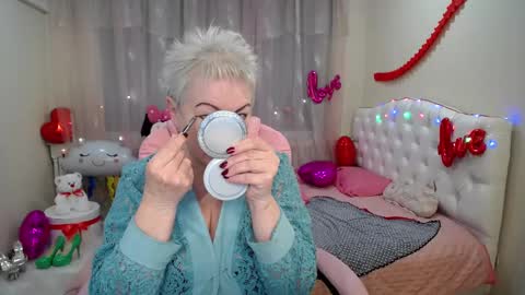 kaylesmoll online show from February 15, 2025, 6:02 am