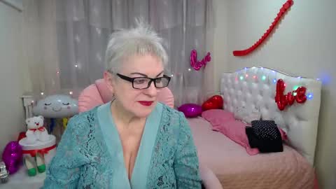 kaylesmoll online show from February 26, 2025, 7:38 pm
