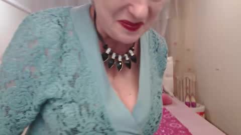 kaylesmoll online show from September 10, 2025, 6:19 pm