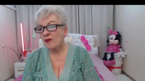 kaylesmoll online show from April 15, 2026, 6:59 pm