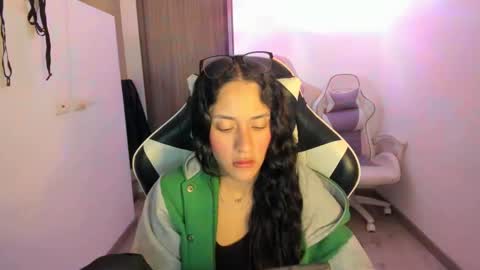 kaylie online show from November 13, 2025, 2:43 am