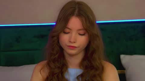 Keira online show from September 28, 2025, 6:19 am