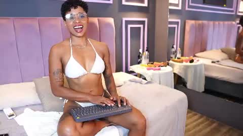 kelly__thomson online show from June 9, 2026, 1:01 pm