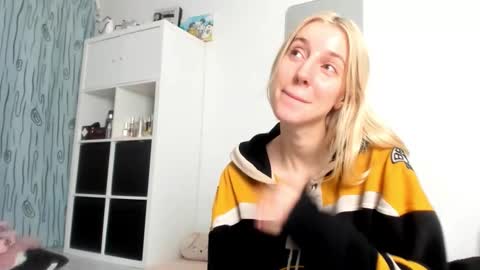 Kenzie online show from September 14, 2025, 1:32 pm