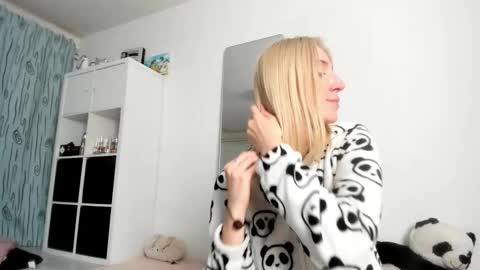 Kenzie online show from October 25, 2025, 6:02 pm