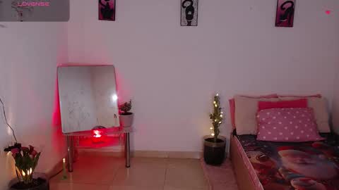 Mia  online show from December 18, 2025, 1:28 pm