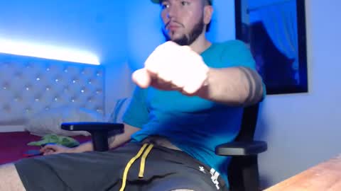 kevinsantiag0 online show from December 1, 2025, 1:43 am