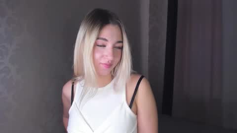 Snapshot of kiki_bloom chatting on November 20, 2025, 11:43 am Bella online show from November 20, 2025, 11:43 am