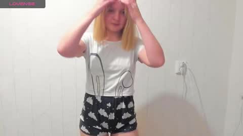 Snapshot of kikies_ chatting on February 14, 2025, 3:26 pm Mika and Miranda online show from February 14, 2025, 3:26 pm