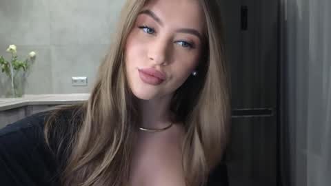 EvaAnna online show from December 27, 2024, 10:37 pm