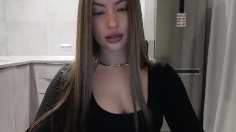 EvaAnna online show from December 22, 2025, 8:17 pm