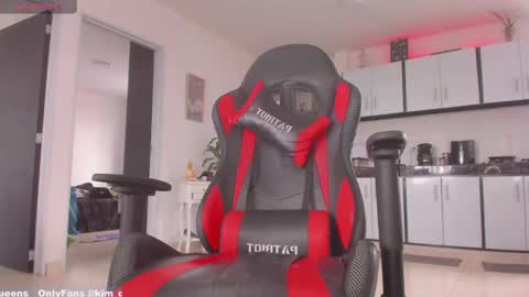 KIM QUEENS online show from February 17, 2025, 4:26 pm