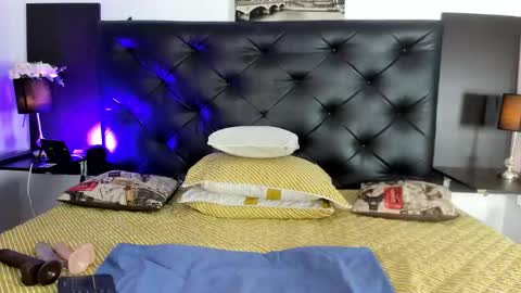 Kim Marquez online show from December 22, 2025, 7:44 pm