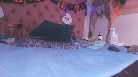 Bella online show from October 28, 2025, 3:10 am