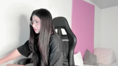 kinky yeyns online show from December 17, 2025, 1:11 am