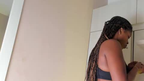 Snapshot of kiomarabaker chatting on February 13, 2026, 12:01 pm M A R A online show from February 13, 2026, 12:01 pm