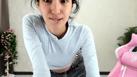 Aura online show from November 6, 2025, 1:06 am