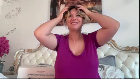 KiraDivine online show from October 22, 2025, 12:16 pm