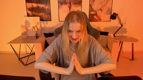 Kira online show from March 5, 2025, 9:04 pm