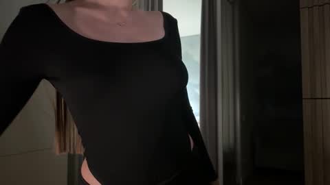 Kira online show from December 14, 2025, 3:17 pm