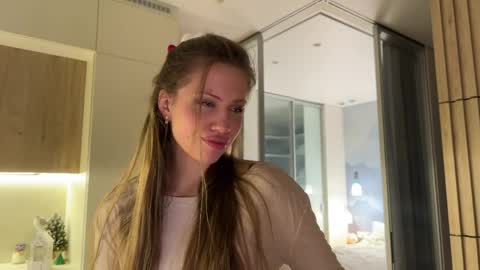 Kira online show from April 7, 2026, 7:03 pm