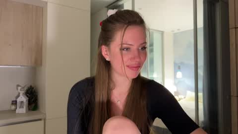 Kira online show from April 16, 2026, 9:39 pm