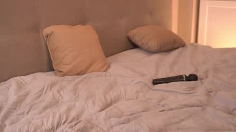 kiri_pvt online show from November 15, 2025, 7:10 pm