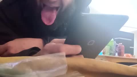 kis4kum online show from March 6, 2025, 3:46 am