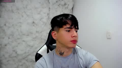 kiss_whitee online show from November 23, 2025, 3:28 am