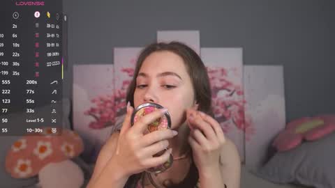 Lola online show from November 16, 2025, 8:20 am