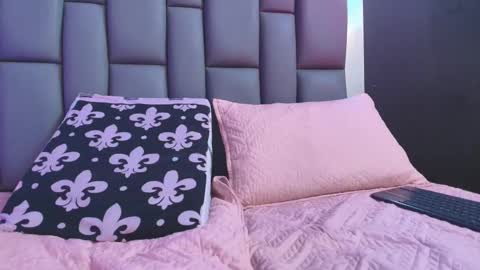 BELLA FLAME online show from September 16, 2025, 7:04 pm