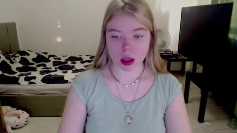 Snapshot of kitten_jenny01 chatting on December 4, 2024, 11:52 am Jennyblonde and Emmabrunette online show from December 4, 2024, 11:52 am