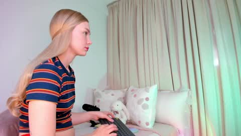 sophie online show from November 3, 2025, 3:57 pm