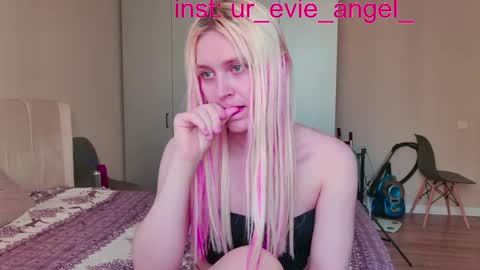 Evelyn online show from April 13, 2026, 12:21 pm