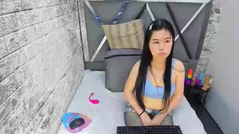 kitty_small69 online show from May 4, 2026, 2:35 pm