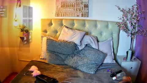 K I T T Y   online show from November 24, 2025, 7:24 pm