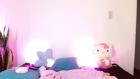 LAURA  help me reach 100likes online show from January 28, 2025, 8:26 pm