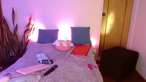 LAURA  help me reach 100likes online show from September 23, 2025, 6:05 am