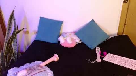 LAURA  help me reach 100likes online show from October 30, 2025, 7:14 pm