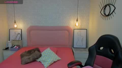  K I T T  Y  online show from October 16, 2025, 2:07 pm