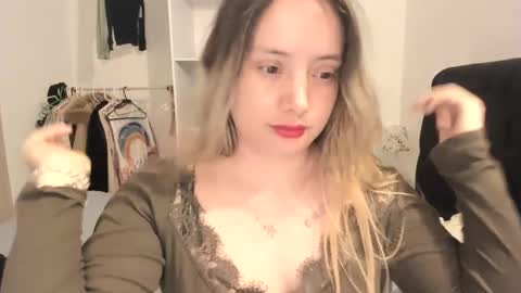 Snapshot of kittywantslove23 chatting on October 14, 2025, 12:44 am kittywantslove23 online show from October 14, 2025, 12:44 am